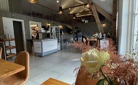 B & B Godstrup - Cafe Og Restaurant Den Gamle Stald